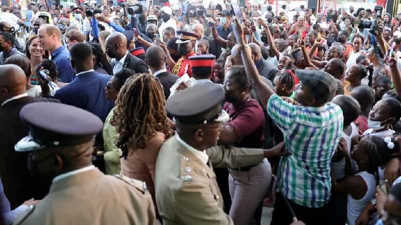 Uma multidão saiu para cumprimentar os Cambridge em sua visita a Trench Town(foto: PA Media) O duque e a duquesa de Cambridge caminham por uma multidão em Trench Town, Jamaica
