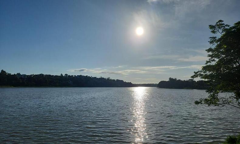 Vista da Lagoa da Pampulha com sol se refletindo na gua