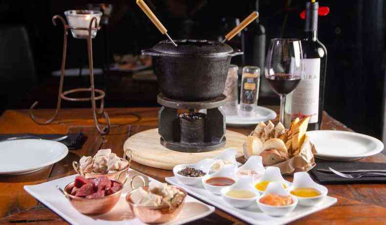 fondue de carne, chapa de pedra sabo, queijo  o formato tradicional, blend de queijos derretidos, acompanhados de po, legumes 
