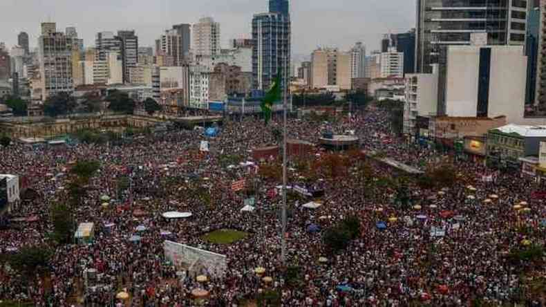 manifestantes contra bolsonaro no protesto conhecido como Ele No