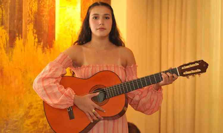 Maria Sabrina toca violo