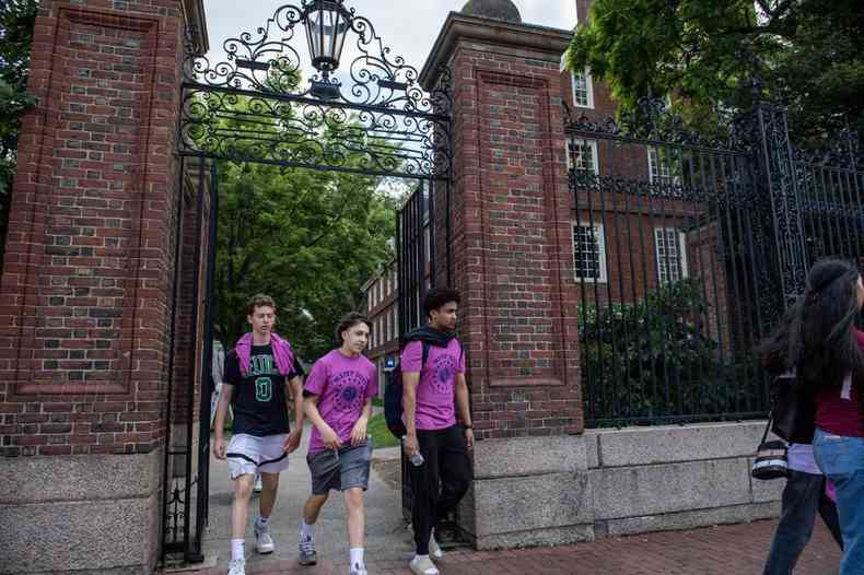 Estudantes saem por um dos portes da Universidade de Harvard, nos EUA