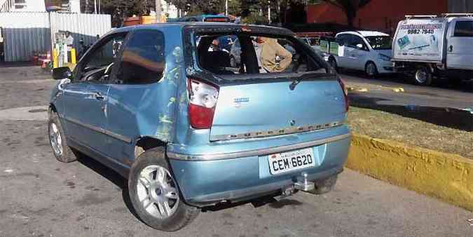 Fiat Palio foi atingido por coletivo da linha 62 na Av. Cristiano Machado (foto: Paulo Filgueiras/EM/D.A Press)