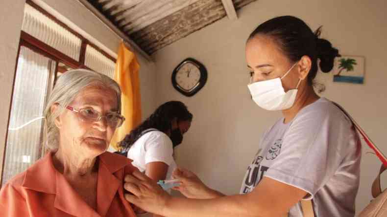 Idosos receberam vacina em casa, em Fabriciano(foto: Prefeitura de Coronel Fabriciano/Divulgao)