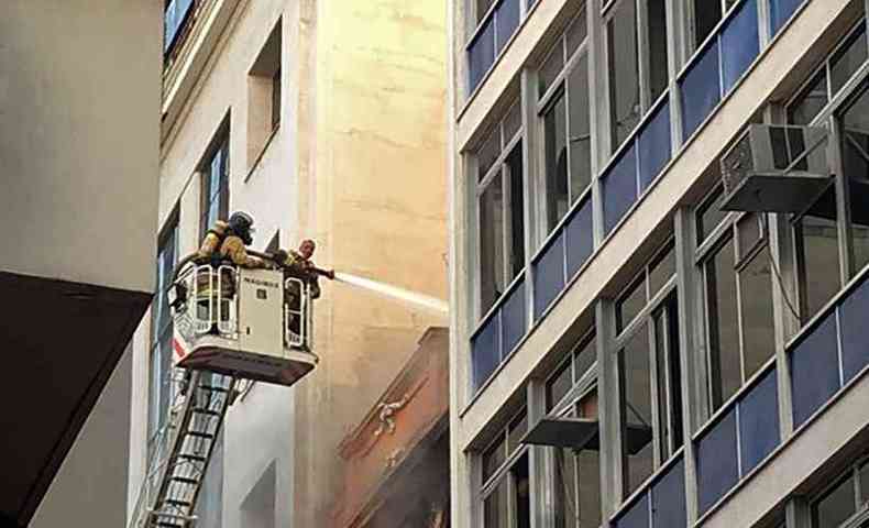 Foto mostra os bombeiros no combate ao fogo na boate(foto: Allison Jackson/AFP)