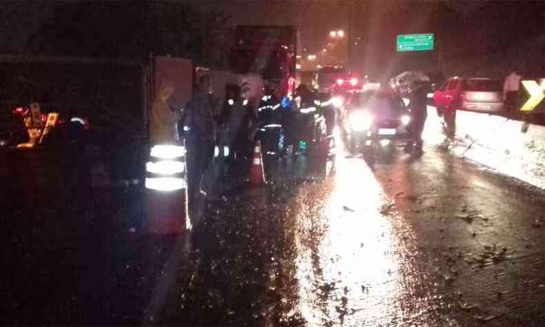 Chovia no momento do acidente. Carreta que atravessou a pista tombou(foto: PMRv/Divulgao)