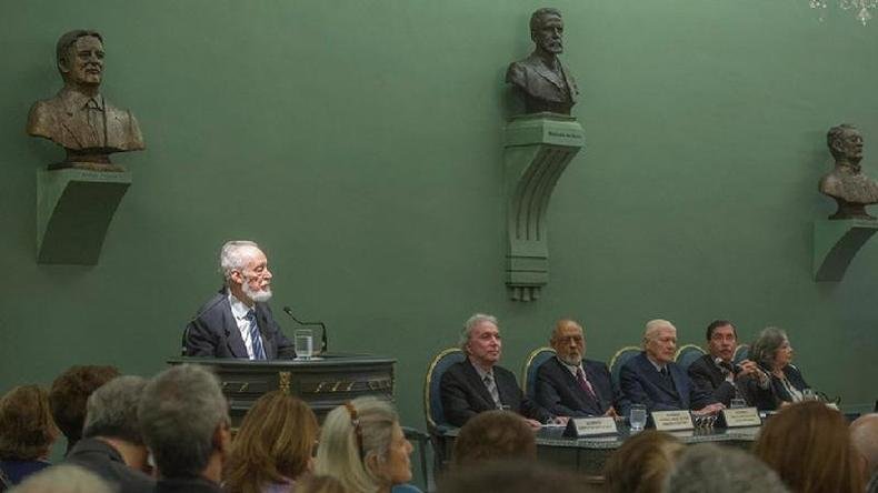Acad�micos enfileirados, com est�tuas acima