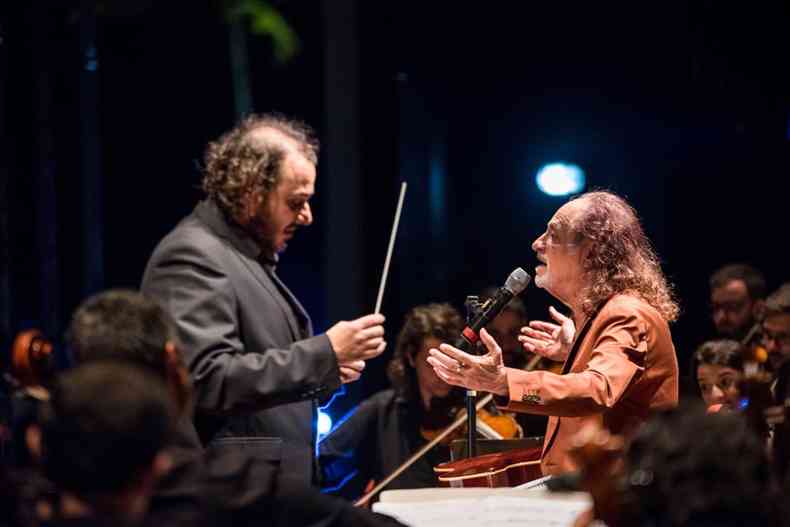 O maestro Rodrigo Toffolo e o compositor Alceu Valena em show do projeto Valencianas, apresentado no Brasil e em Portugal antes da pandemia(foto: ris Zanetti/Divulgao)