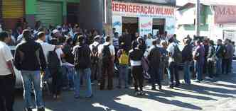 Trabalhadores reunidos perto da sede da empresa em Contagem (foto: Paulo Filgueiras/EM DA Press)