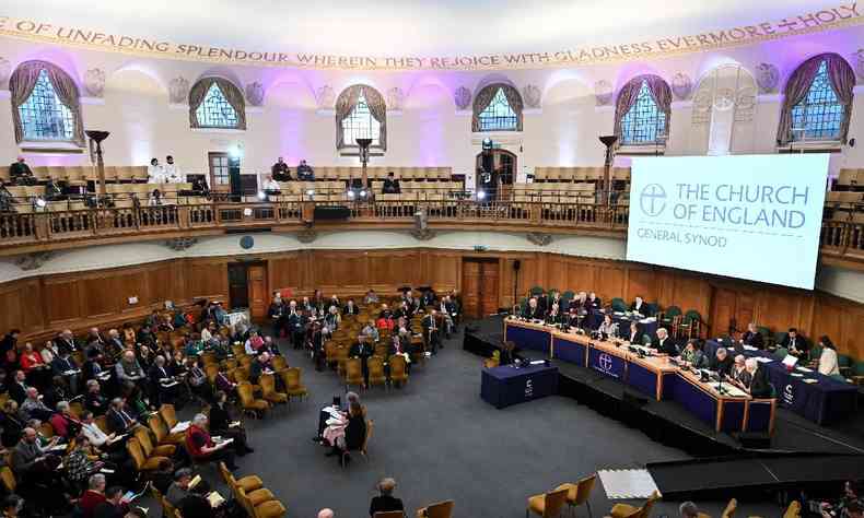 Membros da igreja participam do Snodo da Igreja da Inglaterra, na Church House, em Londres, em 7 de fevereiro de 2023