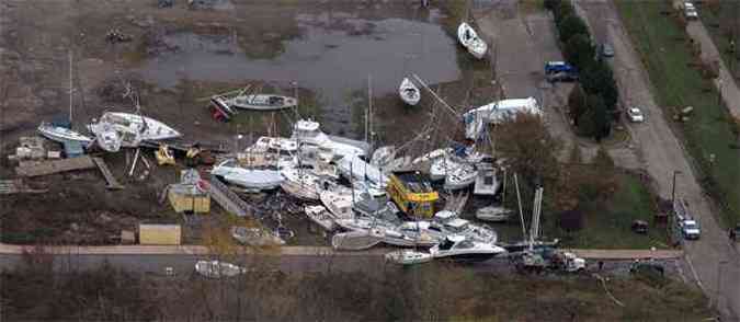 Vista da marina onde barcos foram levados para a terra em Nova Jersey(foto: REUTERS/Adrees Latif )