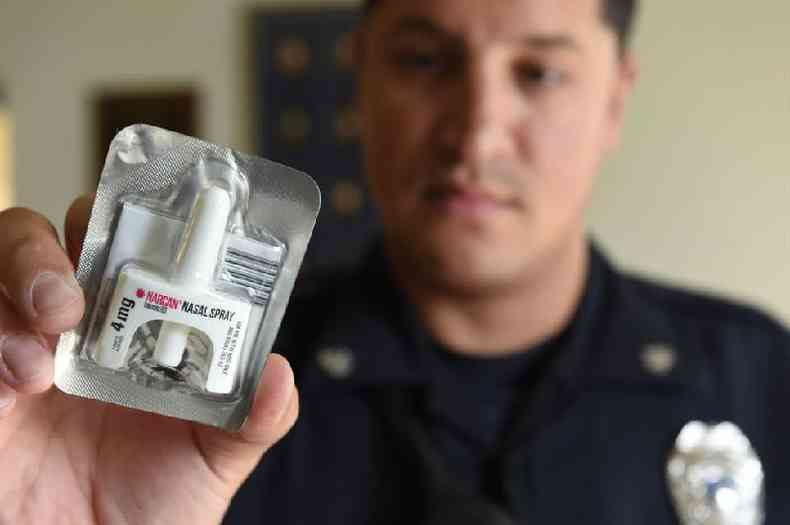 O policial Joshua Santos segura uma dose de Narcan para reverter a overdose de opioides. Foto de Bill Uhrcih registrada em 10/10/2019