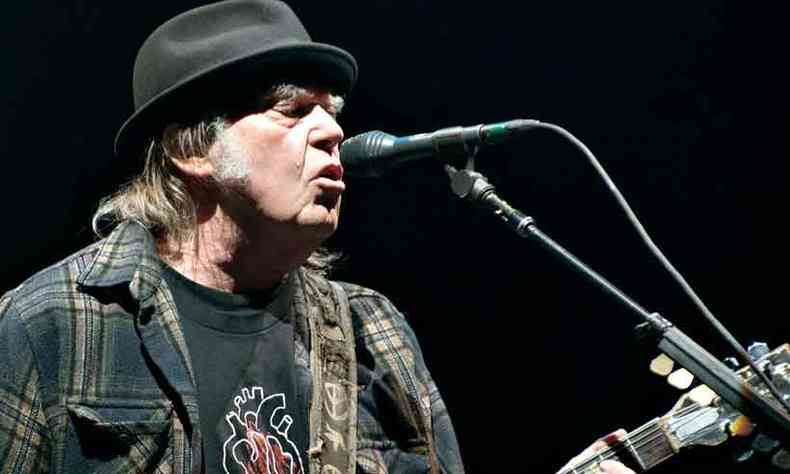 Canadense radicado nos EUA, Neil Young se apresenta no Festival de Vero de Quebec, no Canad, em julho de 2018 (foto: Alice Chiche/AFP )