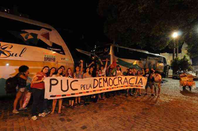 Outro nibus saiu da Praa da Estao com manifestantes que defendem Dilma(foto: Marcos Vieira/EM/D.A Press.)