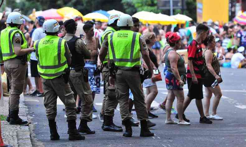 Policiamento em um dos desfiles que tomaram conta das ruas da capital: apesar do agravamento das ocorrncias e de trs homicdios, PM faz balano positivo(foto: Marcos Vieira/EM/D.A Press)