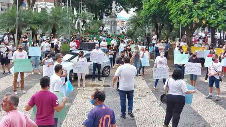 Comerciantes fizeram protesto aps serem obrigados a fechar suas lojas(foto: Magson Gomes/Terra do Mandu)