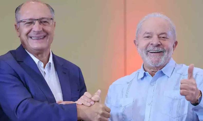 Alckmin e Lula fazem aperto de mos enquanto sorriem para a foto