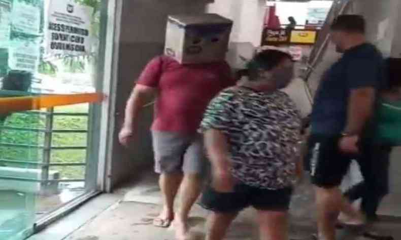 Um homem resolveu fazer compras em um supermercado de Mariana usando uma caixa de papelo na cabea, populares filmaram o ato inusitado que viralizou na internet(foto: Foto: Divulgao pessoal)