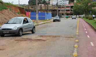 Na Rua Henrique Badar Portugal, ao menos trs crateras atrapalham a circulao de carros na via da Regio Oeste de Belo Horizonte(foto: Paulo Filgueiras/EM/DA Press)