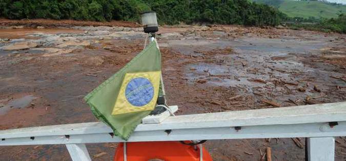Vista do leito assoreado do Rio Doce a partir de barco encalhado: remoção da lama é uma das exigências de processo na Justiça Federal (foto: Beto Novaes/EM/D.A Press) Vista do leito assoreado do Rio Doce a partir de barco encalhado: remoção da lama é uma das exigências de processo na Justiça Federal (foto: Beto Novaes/EM/D.A Press)