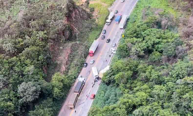 Imagem area de acidente na BR-381, em Sabar