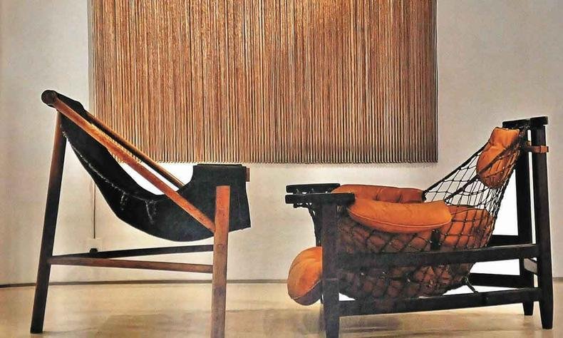 Cadeiras que remetem � jangada e rede 