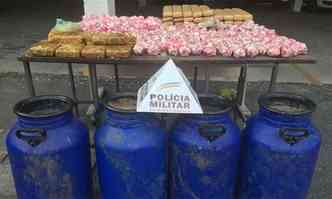 Na sexta-feira, polcia encontrou drogas em tonis escondidos na mata(foto: Polcia Militar/Divulgao)