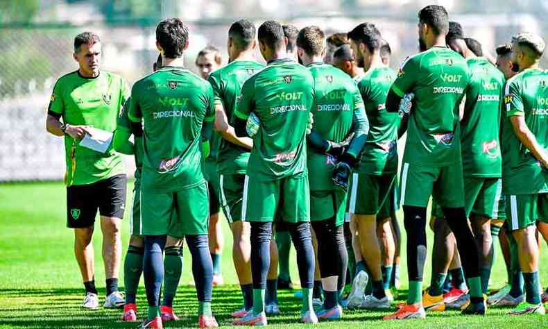 O tcnico Vgner Mancini orienta jogadores do Coelho, que agora ter Diogo Giacomini na comisso permanente(foto: MOURO PANDA/AMRICA)