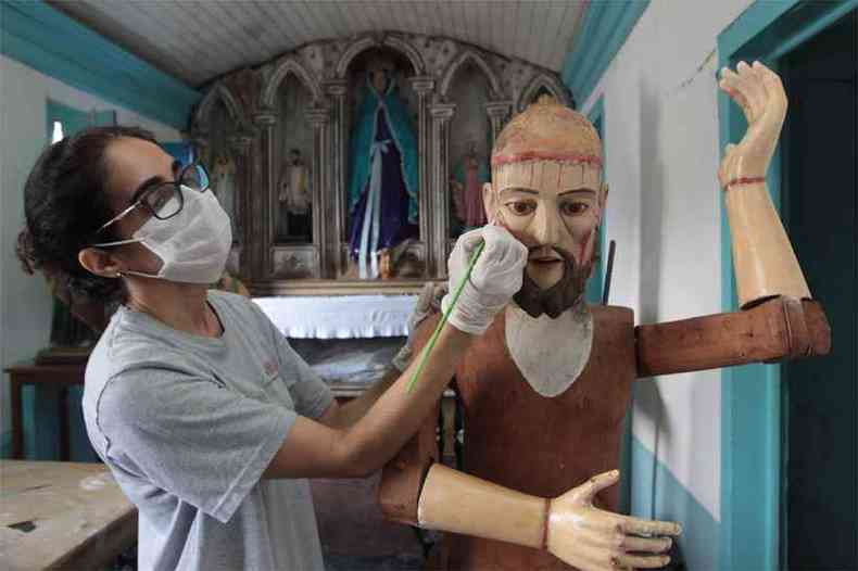 Restauradora trabalha na imagem do Senhor dos Passos, esculpida no fim do sculo 18 ou incio do 19(foto: Jair Amaral/EM/DA Press)