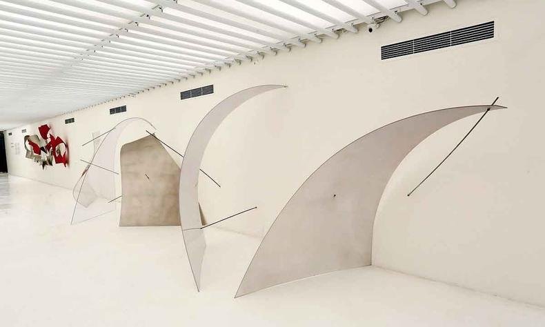 'Arruaça' lembra movimentos de dança(foto: Orlando Bento/divulgação) Escultura Arruaça, de Iole de Freitas, obtém impressionante leveza com placas de aço curvas presas à parede com barras semelhantes a parafuso