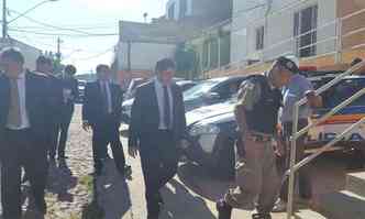 Deputados e outras autoridades visitam a Aisp do Aglomerado da Serra nesta quinta-feira(foto: Edsio Ferreira/EM/DA Press)