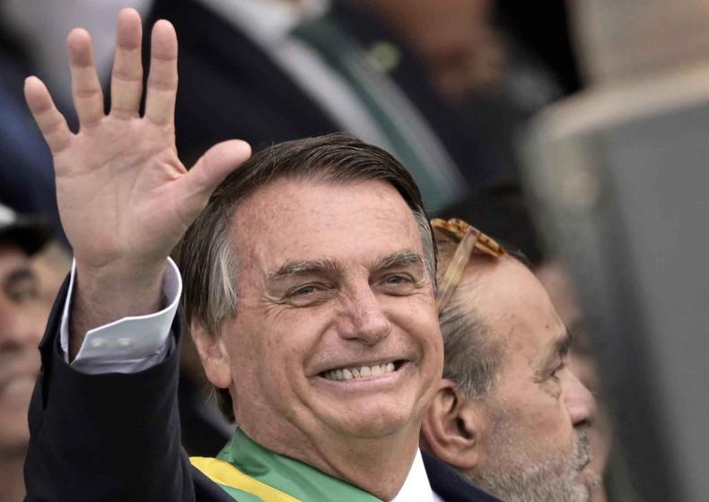Assessores avaliam que Bolsonaro foi um presidente descontraído, brincalhão e bem-humorado(foto: EVARISTO SA / AFP ) Bolsonaro da tchau para apoiadores