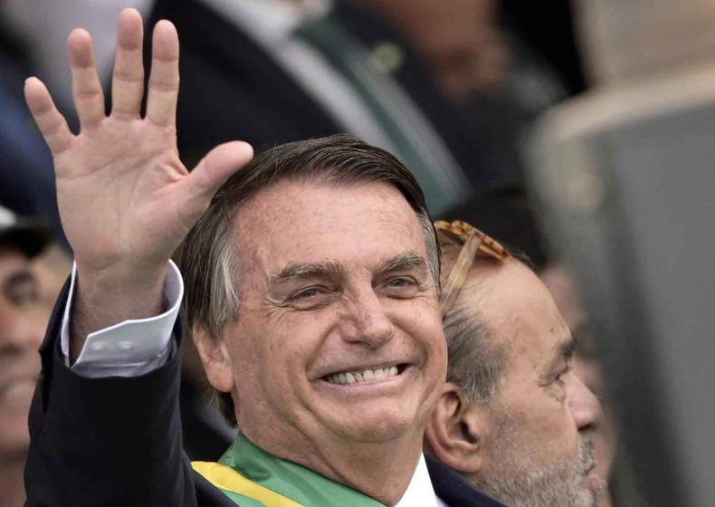 Bolsonaro da tchau para apoiadores