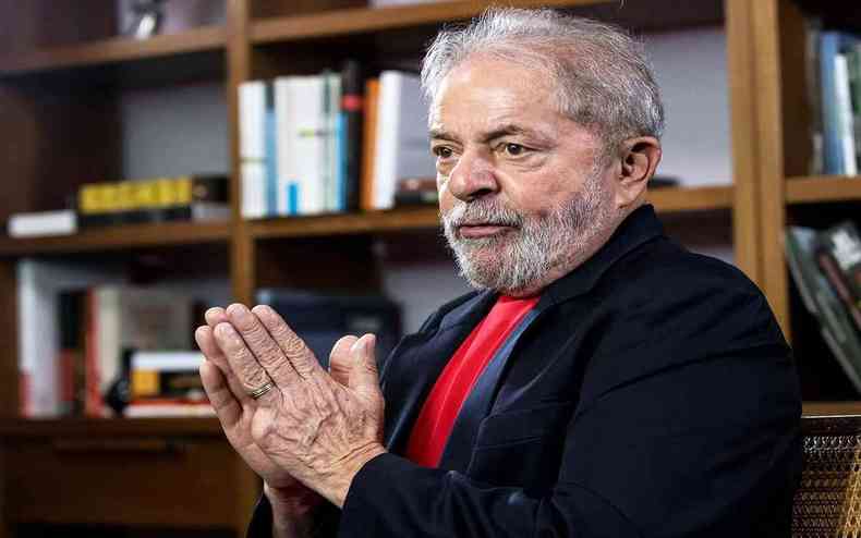 Lula gesticula com as mãos
