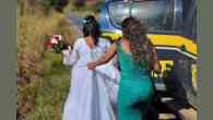 Carro quebra e noiva é levada ao cartório pela PRF; veja o vídeo