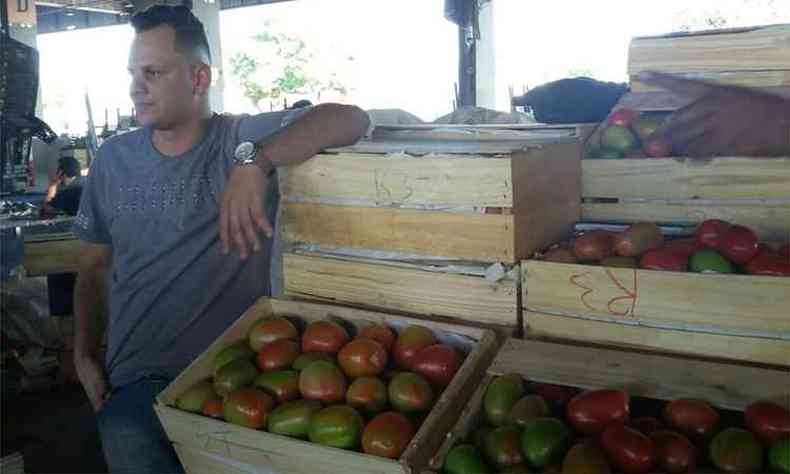 O produtor Lucas Dutra, que tem um caminho parado no bloqueio da BR-262, em Realeza, acredita que o tomate pode chegar a R$100 neste sbado (foto: Jair Amaral/EM/D.A Press)
