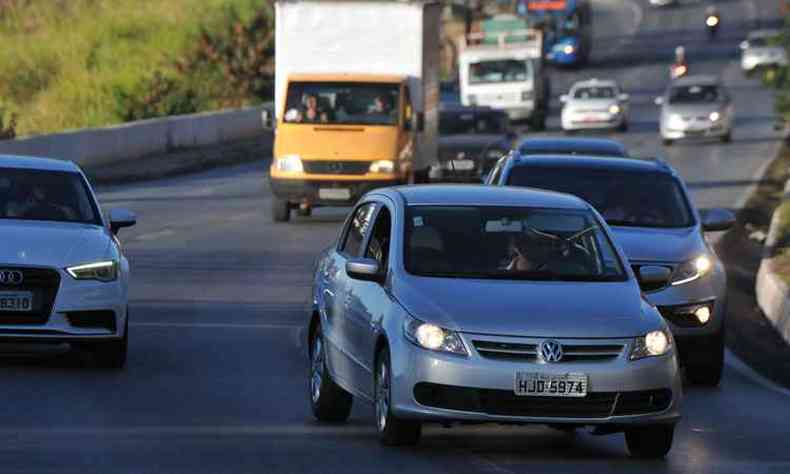Motoristas que trafegam em reas urbanas, como na BR-356, devem estar atentos ao uso do farol baixo(foto: Rodrigo Clemente/EM/D.A Press)