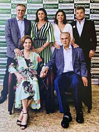 Norma e Jos Salvador Silva (sentados) com os filhos Henrique, Maria Norma, Mrcia e Renato(foto: Pedro Vilela/divulgao)