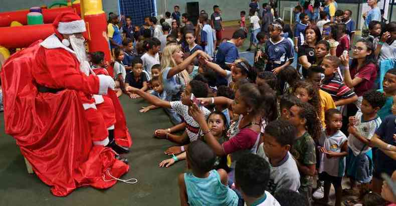 Alma de Papai Noel: voluntários entram em ação e garantem presente de  crianças carentes - Gerais - Estado de Minas