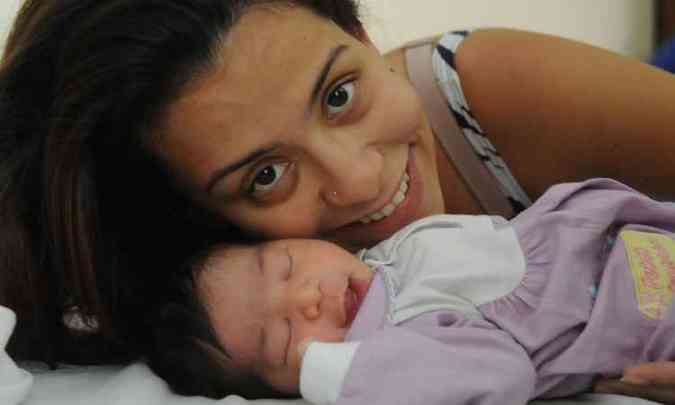 A recepcionista Thais Heloise, de 23 anos, paparica a filha Ayla, nascida h poucos dias de parto normal(foto: Beto Novaes/EM/D.A Press)