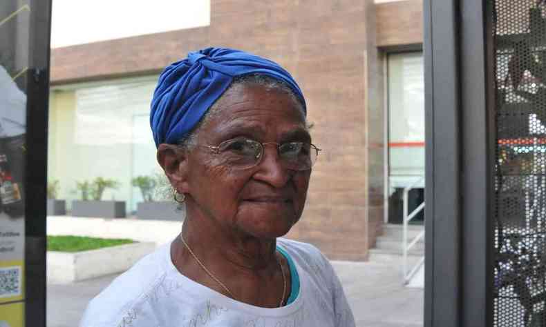 Ireni Maria, de 76 anos, esperava pelo nibus no abrigo ecolgico da Av. Dom Pedro I