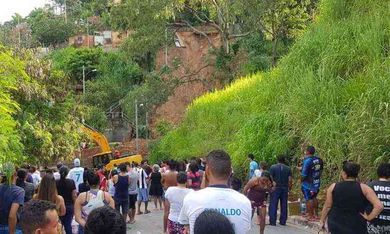 Resgate das autoridades flui sob os olhos dos aflitos moradores do Jardim Alvorada(foto: Tlio Santos/EM/D.A Press)