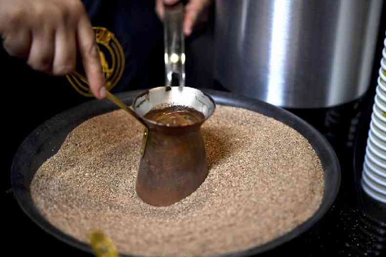 Um barista mexicano preapara uma especialidade de caf turco que se elabora com uma panela revestida de cobre por dentro ( AFP / YURI CORTEZ)