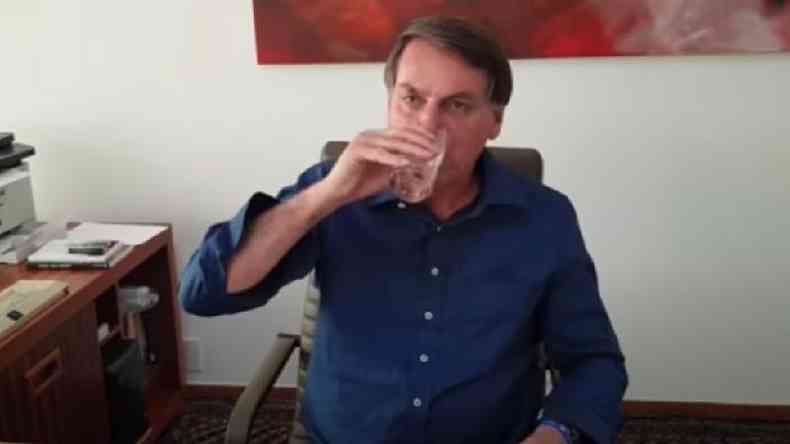 Quando teve covid-19, Bolsonaro gravou um vdeo que o mostrava tomando uma dose de hidroxicloroquina(foto: Reproduo)