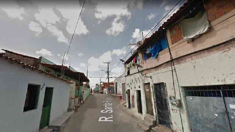 Rua no bairro do Pirambu: 'Como voc vai 'importar' um modelo de isolamento social da Europa para uma comunidade que tem vrios problemas de acesso, algumas casas sem nem janela?'(foto: Google/Reproduo )