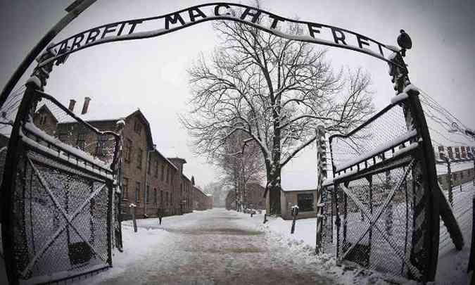 Porto de entrada do campo de concentrao Auschwitz-Birkenau, na Polnia(foto: Joel Saget/AFP )