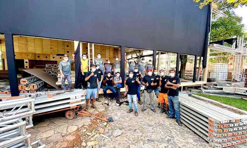 Funcionários desmontam tenda da 25º Mostra de Cinema de Tiradentes