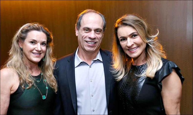 Mauro Tunes entre Virginia Bartolomeo e Lilian Tunes(foto: Edy Fernandes/Divulgação) Mauro Tunes entre Virginia Bartolomeo e Lilian Tunes(foto: Edy Fernandes/Divulgação)