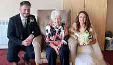 Noivos reencenam casamento para que av com demncia possa participar