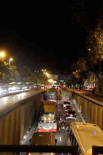Trincheira sob a Avenida do Contorno ficou congestionada no incio da noite(foto: fotos: SIDNEY LOPES/EM/D.A PRESS)